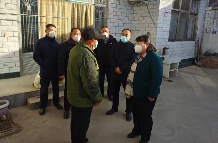 区长路录平慰问困难老党员和优秀专业技术人才.jpg