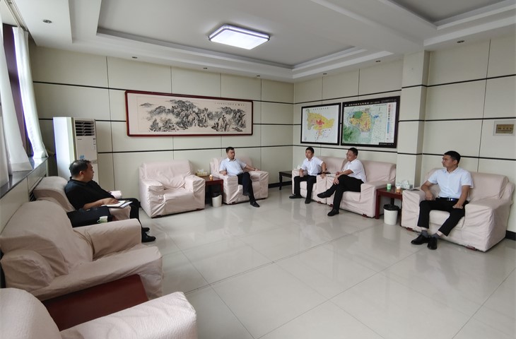北关区区长元浩会见中铁十局二公司相关负责人.jpg
