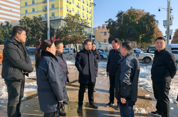 北关区区长元浩督导辖区铲雪除冰工作.jpg