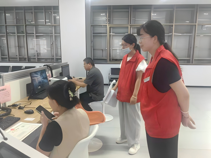 信用宣传进大厅助力政务诚信建设