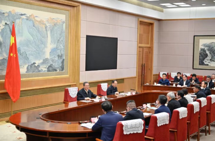 李强主持召开经济形势专家和企业家座谈会.jpg